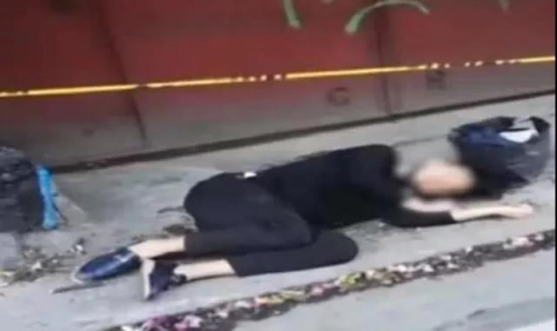 圖為網(wǎng)上流傳的圖片，被造謠稱“新型肺炎病人昏倒路邊無人救”，實為醉漢在路邊睡覺。