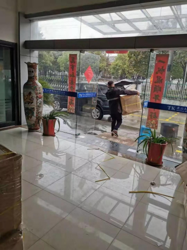圖片說明：工作人員搬運(yùn)陳忠洲搜集到的口罩，準(zhǔn)備裝運(yùn)快遞