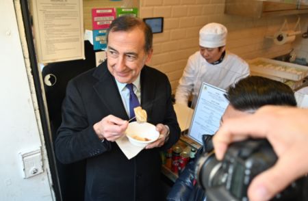 米蘭市長薩拉品嘗餃子(圖片來源:歐洲華人街) 米蘭市長薩拉品嘗餃子(圖片來源:歐洲華人街)