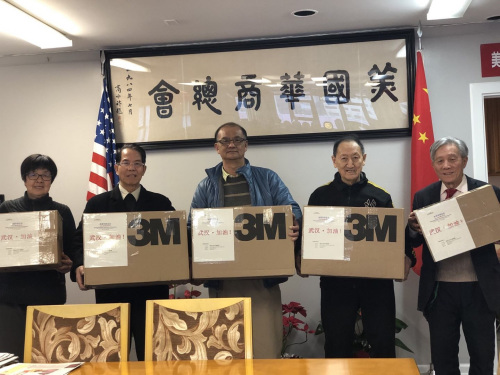 美國(guó)華商總會(huì)募集資金購(gòu)置一批醫(yī)用防護(hù)口罩。