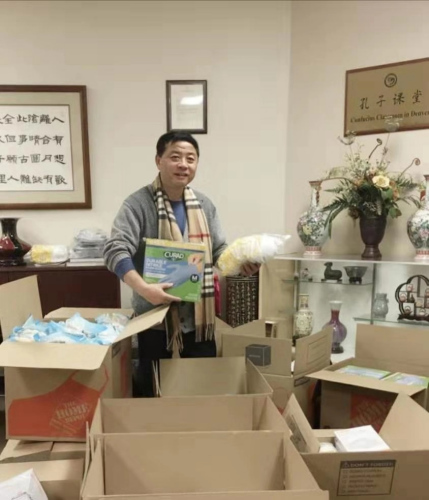 丹佛孔子課堂讓出教室空間為捐物登記、鑒定、裝箱為工作場所。(《中美郵報》)