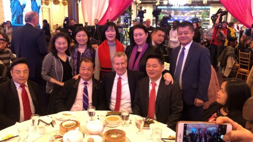 　2月13日，紐約市長(zhǎng)白思豪前往法拉盛君豪就餐。美國(guó)中文網(wǎng)凱颯攝