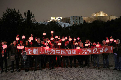當?shù)貢r間2月14日晚，旅希華僑華人及希臘各界友好人士聚集于雅典衛(wèi)城腳下，共同為中國人民抗擊新型冠狀病毒疫情祈福。(希臘《中希時報》)