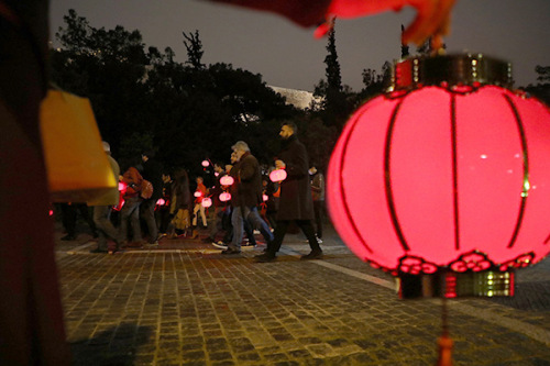 當?shù)貢r間2月14日晚，旅希華僑華人及希臘各界友好人士聚集于雅典衛(wèi)城腳下，共同為中國人民抗擊新型冠狀病毒疫情祈福。(希臘《中希時報》)