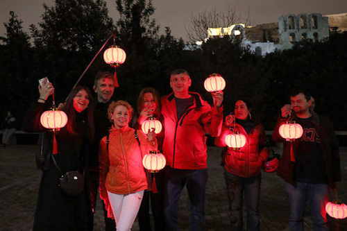 當?shù)貢r間2月14日晚，旅希華僑華人及希臘各界友好人士聚集于雅典衛(wèi)城腳下，共同為中國人民抗擊新型冠狀病毒疫情祈福。(希臘《中希時報》)