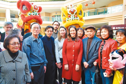 加州奧克蘭市長薛麗比(前右四)到訪富興中心與華埠民眾交談。(美國《世界日報》記者黃少華／攝)