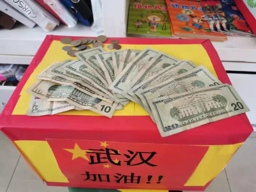 學(xué)校師生向疫區(qū)醫(yī)院捐款（圖片來源：中國華文教育基金會）