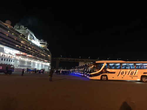 旅日僑胞協(xié)助駐日大使館送郵輪乘客回家。(來源：《日本新華僑報》)