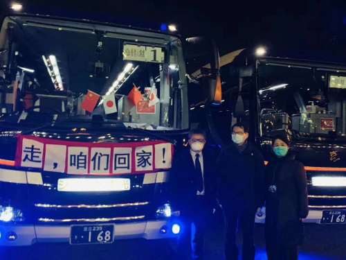 旅日僑胞協(xié)助駐日大使館送郵輪乘客回家。(來源：《日本新華僑報》)