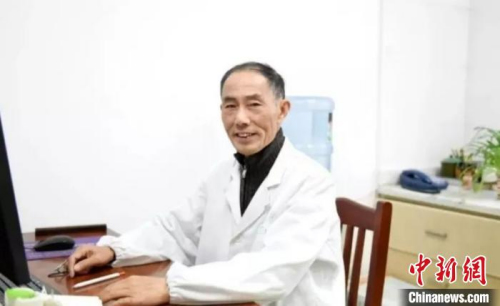 78歲的江蘇宜興老僑眷鄧君樸。?。ńK省僑聯(lián)供圖）