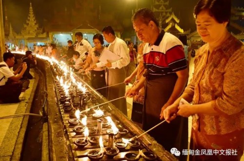 仰光大金塔點(diǎn)燃9000盞明燈 祈福早日戰(zhàn)“疫”成功。(緬甸金鳳凰中文報(bào)社)