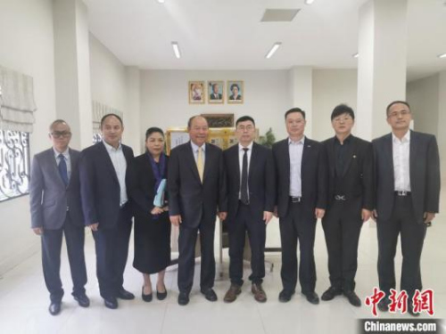　圖為柬埔寨衛(wèi)生部大臣曼本亨（左四）會見柬埔寨中國商會會長敬駿（右四）一行。商會提供
