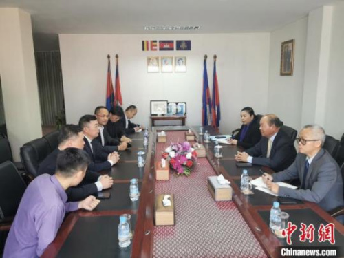 圖為柬埔寨衛(wèi)生部與柬埔寨中國商會舉行會談。商會提供