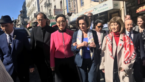 多名華人小區(qū)領(lǐng)袖陪伴美國聯(lián)邦眾議長佩洛西(右三)走訪華埠。(美國《世界日報》/李秀蘭 攝)