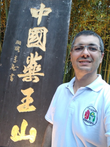 巴西中醫(yī)學(xué)院(Faculdade EBRAMEC)是巴西第一所由巴西人所創(chuàng)立的民辦中醫(yī)高校，院長Reginaldo Filho(中文名：海金斯)
