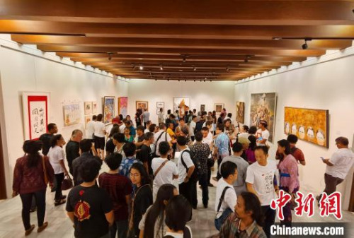 圖為畫展現(xiàn)場?！≈袊v登巴薩總領(lǐng)館 供圖