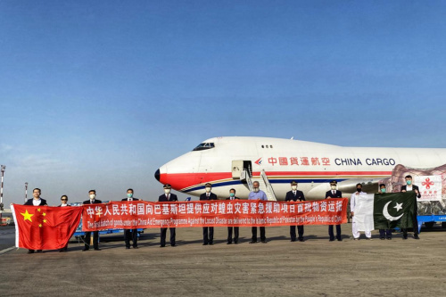 中國(guó)駐卡拉奇總領(lǐng)事李碧建與機(jī)組及巴方官員合影。(來(lái)源：中國(guó)駐卡拉奇總領(lǐng)事館網(wǎng)站)