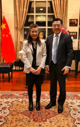3月10日，中國(guó)駐紐約總領(lǐng)事黃屏大使會(huì)見哥倫比亞大學(xué)研究員趙鳳嫻博士。（中國(guó)駐紐約總領(lǐng)館）