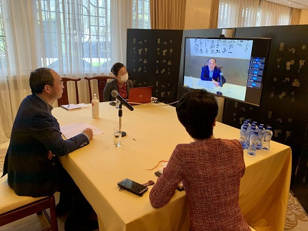 中國(guó)駐比利時(shí)大使曹忠明與旅比僑團(tuán)負(fù)責(zé)人召開視頻會(huì)議，關(guān)心了解僑胞近況并指導(dǎo)大家做好疫情防護(hù)工作。（中國(guó)駐比利時(shí)大使館）