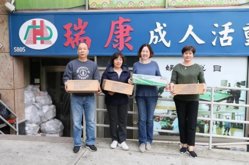 紐約僑團(tuán)捐贈口罩助力社區(qū)抗疫。(中國駐紐約總領(lǐng)館)