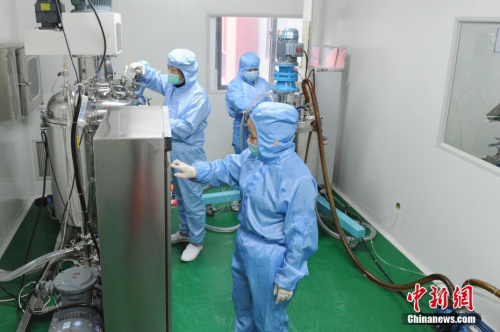 3月12日，生產(chǎn)人員在免洗手消毒凝膠制作加工中。安徽(合肥)僑夢苑內(nèi)的僑屬企業(yè)天一生物技術(shù)研究所有限責(zé)任公司，于1月28日復(fù)工。<a target='_blank' >中新社</a>記者 張婭子 攝