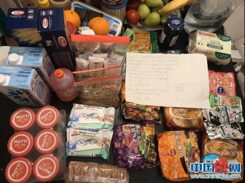 孫雯和室友們收到隔壁華僑鄰居送來的食物和日用品。（受訪者供圖）
