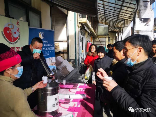 華人社區(qū)向民眾免費提供愛心防疫茶。（受訪者供圖）