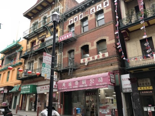 舊金山華埠一半的樓業(yè)是由公所僑團(tuán)擁有，樓下商店租給商家。