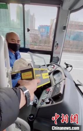 太原海歸青年劉文奇將自己在網(wǎng)上購買的口罩送給公交車司機(jī)。受訪者供圖
