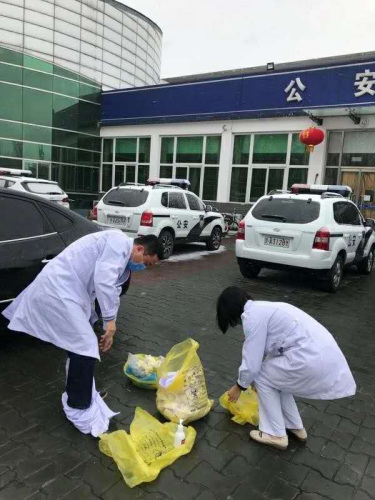 楊非衡（左）在工作中。（受訪者供圖）