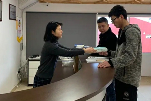西班牙巴塞羅那華助中心為僑胞分發(fā)口罩。（受訪者供圖）