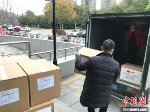 　浙江臺州緊急調(diào)撥5萬個口罩支援國際友城 。臺州市人民政府外事辦公室供圖