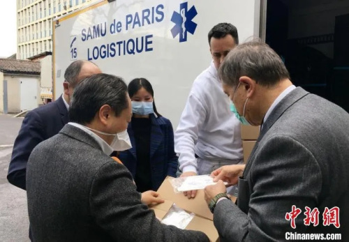 資料圖：中國工商銀行巴黎分行向巴黎專門收治新冠肺炎患者的急救中心SAMU和皮提耶-薩勒佩醫(yī)院兩家醫(yī)療機構(gòu)無償捐贈4萬枚N95醫(yī)用口罩。圖片來源：中國新聞網(wǎng)