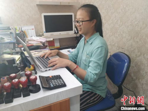資料圖:學生在上網(wǎng)課學習 資料圖:學生在上網(wǎng)課學習