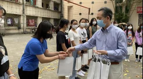 駐越南大使看望在越中國(guó)留學(xué)生并發(fā)放“健康包”。 圖片來源：中國(guó)駐越南大使館網(wǎng)站