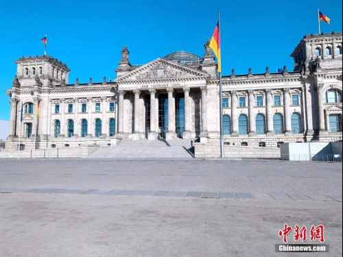 資料圖：德國柏林地標(biāo)國會大廈前全無昔日游客盈門的熱鬧景象。<a target='_blank' >中新社</a>記者彭大偉 攝