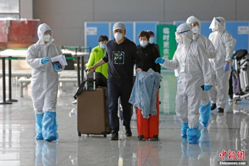 　資料圖：上海市各區(qū)駐虹橋機場工作人員在T2航站樓為入境人員進行信息核查。 殷立勤 攝
