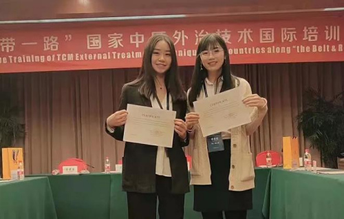 葉涵荃(左一)在浙江參加社會(huì)活動(dòng)(圖片來(lái)源:溫州市委統(tǒng)戰(zhàn)微信公眾號(hào)) 葉涵荃(左一)在浙江參加社會(huì)活動(dòng)(圖片來(lái)源:溫州市委統(tǒng)戰(zhàn)微信公眾號(hào))
