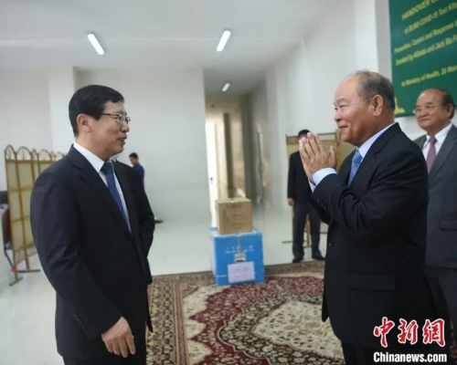 圖為柬衛(wèi)生部大臣曼本亨(右)向中國駐柬埔寨大使王文天(左)表示感謝?！↑S耀輝 攝