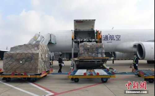 資料圖：2月5日，工作人員將華僑華企捐贈的物資從飛機上卸下。<a target='_blank' >中新社</a>記者 李晨韻 攝