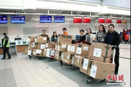 當?shù)貢r間2月15日，復旦大學多倫多校友會及多倫多當?shù)厝A僑華人捐贈的一批防護服、護目鏡等醫(yī)用防護物資在多倫多國際機場辦妥上機手續(xù)，將發(fā)往武漢、上海等地。 <a target='_blank' >中新社</a>記者 余瑞冬 攝