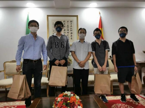 3月26日，中國(guó)留學(xué)生收到了來(lái)自中國(guó)駐里約總領(lǐng)館發(fā)放的“健康包”。