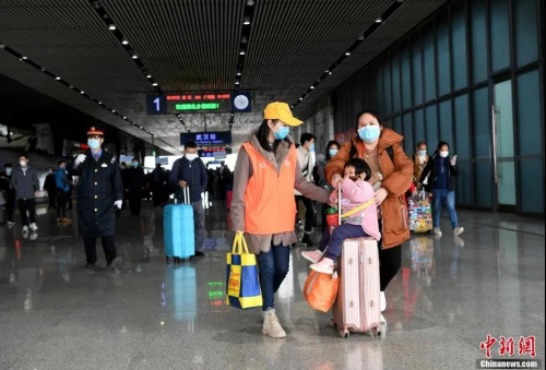 資料圖:武漢恢復各火車站到達業(yè)務 首列外省終到武漢列車抵達 安源攝 資料圖:武漢恢復各火車站到達業(yè)務 首列外省終到武漢列車抵達 安源攝