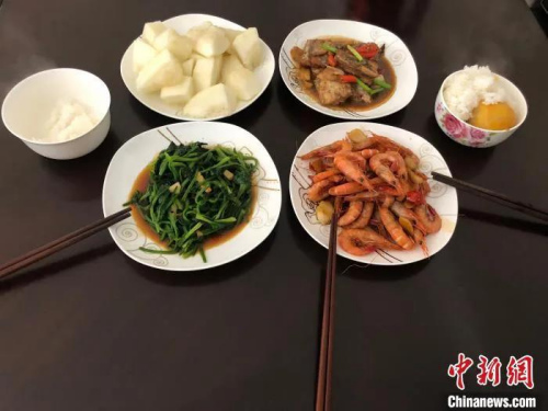 資料圖：圖為民眾使用“家庭公筷”就餐?！×植?攝