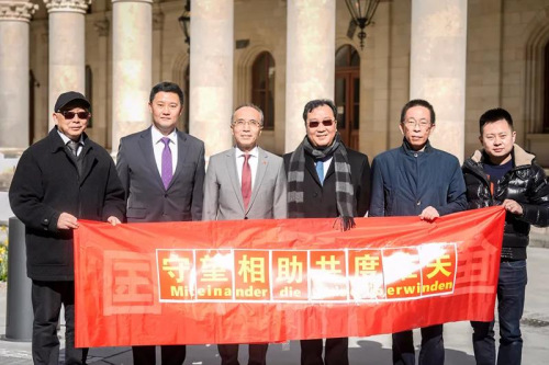 李曉駟大使、余鋒參贊與旅奧僑胞代表。(圖片來源：中國駐奧地利大使館微信公眾號)
