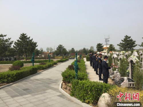 祭掃方式雖異，但敦親睦族、孝悌家風(fēng)這一浸潤于世代相傳的文化根脈賡續(xù)未變。　高瑞峰 攝