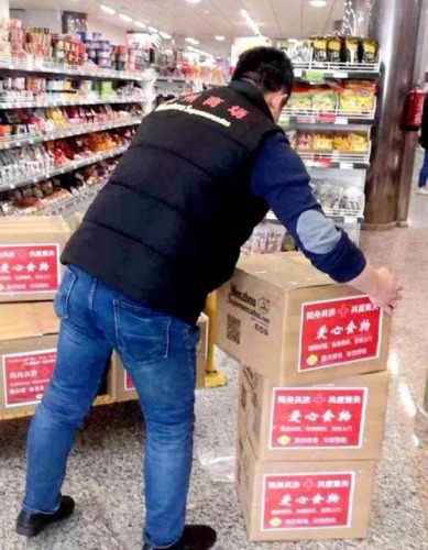 西班牙溫州商場免費(fèi)為隔離人員送愛心食品。(西班牙《歐華報》圖片)