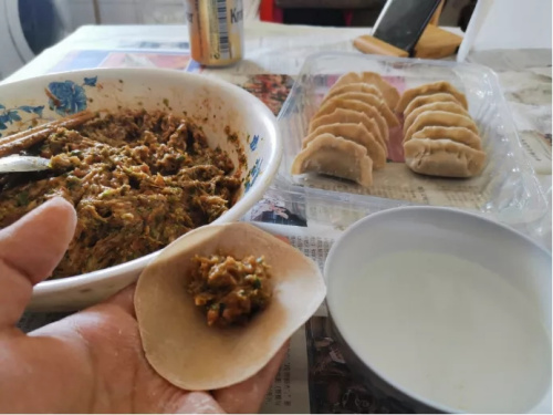 中國(guó)留學(xué)生在做飯。(作者供圖)