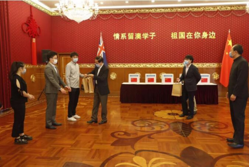 駐澳大利亞使館給中國留學(xué)生們發(fā)放“健康包”。(駐澳大利亞使館網(wǎng)站圖)