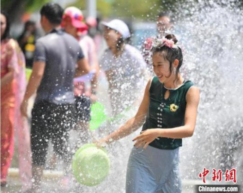 圖為2019年的云南德宏潑水節(jié)，民眾歡度節(jié)日（資料圖）。　劉冉陽　攝